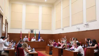 Vista del salón de plenos del Ayuntamiento de Chiclana, destaca la madera.