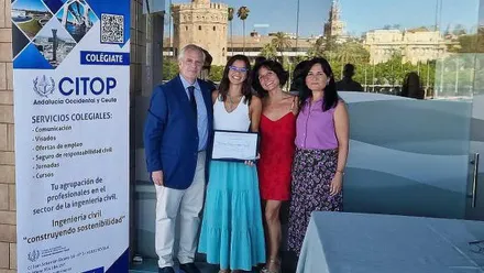 Nerea Manso, de blanco y turquesa, poca con el premio en las manos.