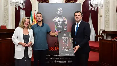 La concejala de cultura, Maite González, el autor del cartel, Pablo fernández Pujo, y el alcalde de Cádiz, Bruno García, en la presentación del 'Cádiz Romana'