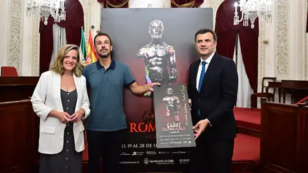 La concejala de cultura, Maite González, el autor del cartel, Pablo fernández Pujo, y el alcalde de Cádiz, Bruno García, en la presentación del 'Cádiz Romana'