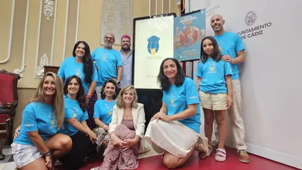 Representación de Asociación Amigos del Folklore Ciudad de Cádiz junto a la concejala de cultura y el autor del cartel, tras la presentación oficial.