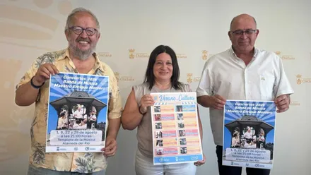 Susana Rivas, en el centro, escoltada por los organizadores, sostienen el cartel de los eventos de agosto en Chiclana.