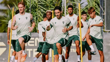 Alex e Iza comandan el grupo en uno de los ejercicios de la primera sesión del Cádiz CF.