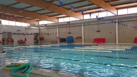 Piscina con las calles marcadas por línea de boyas.