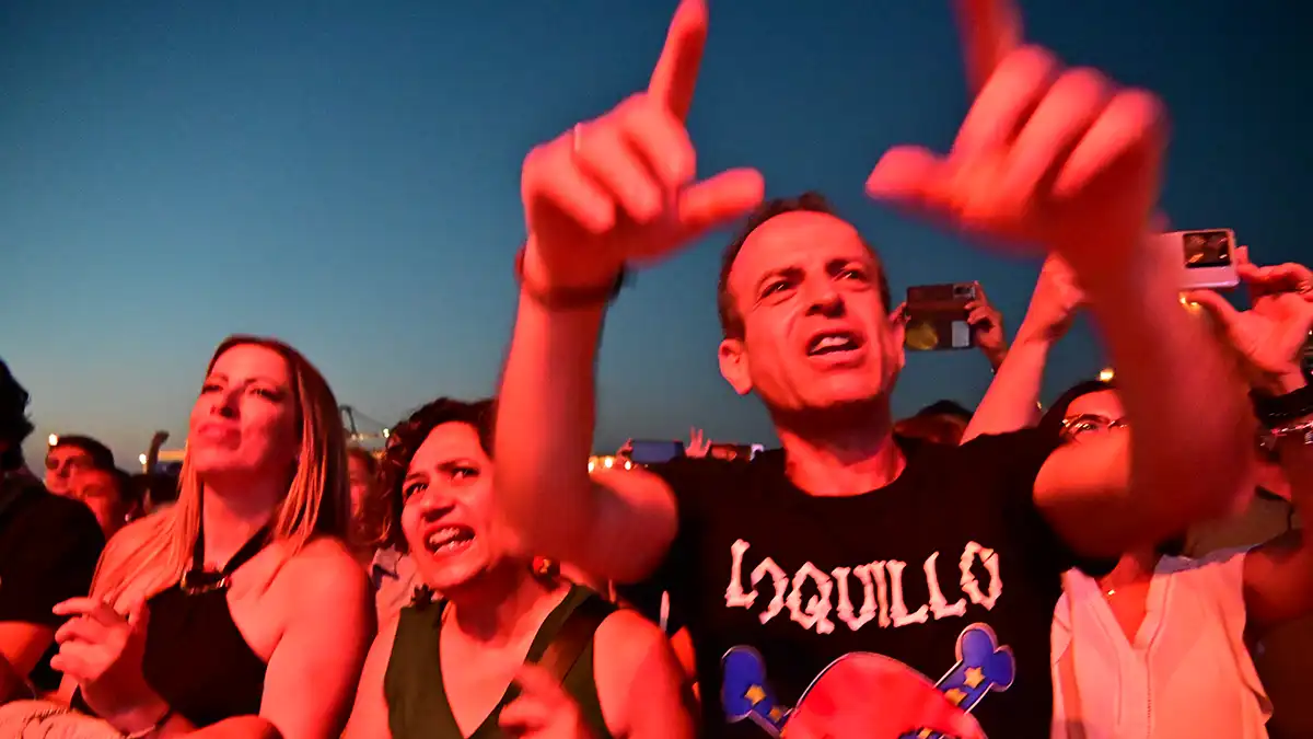 Un honbre disfrutando del concierto ochentero