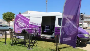 Furgoneta en blanco y violeta del punto en La Barrosa contra las agresiones sexistas.