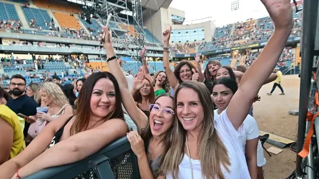 Público del concierto de Jennifer López antes del show con muchos asientos vacíos detrás