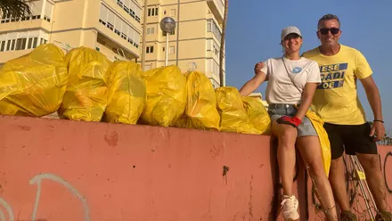 Quique Bolsitas y Menchu, de ZeroWaste Cádiz, recogen más de 700 colillas y siete bolsas de basura en Santa María del Mar.