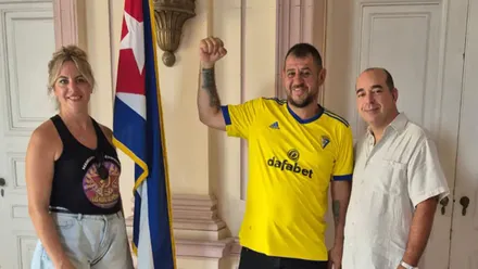 La pareja gaditana (él con la camiseta del Cádiz) junto al responsable europeo del ICAP durante el encuentro de bienvenida en Cuba.