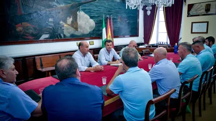 El alcalde de Cádiz, Bruno García, recibe a una delegación de trabajadores del transporte público en el Ayuntamiento