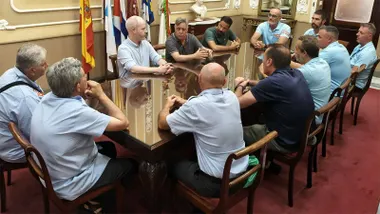 Concejales del PSOE reunidos con los representantes de la plantilla de la empresa de autobuses.