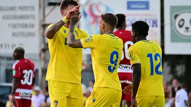 Kovacevic felicita a Roger por su gol, que supuso el 1-1 definitivo ante el Granada CF