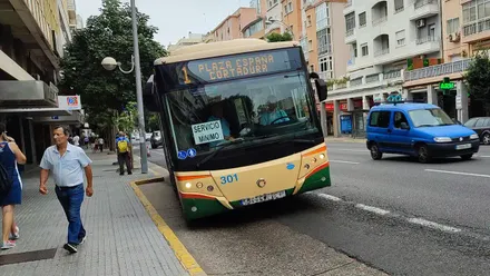 Un autobús de Cáidz con el cartel de Servicios Mínimos accede a una parada.