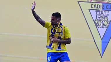 Suso saluda durante su presentación como jugador del Cádiz CF