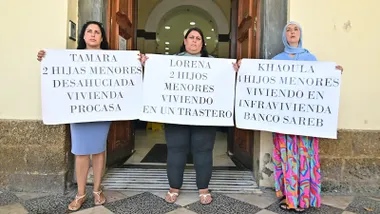 Tamara, Lorena y Khaoula en la concentración con pancartas explicando sus casos