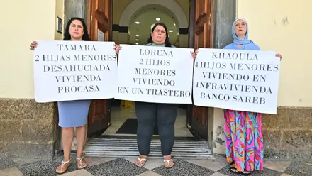 Tamara, Lorena y Khaoula en la concentración con pancartas explicando sus casos