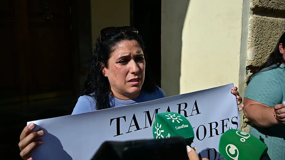 Tamara Manzano, con su pancarta, en la concentración ante el Ayuntamiento. 