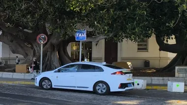 Un taxi en la parada del antiguo Hospital Mora de Cádiz.