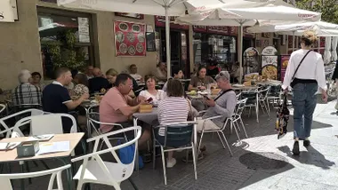 Una terraza de Cádiz repleta de clientes