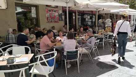 Una terraza de Cádiz repleta de clientes