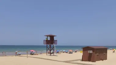 Torre de socorrismo en la playa de la Victoria de Cádiz