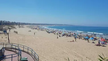 Vista de una playa de Chiclana con bañistas.