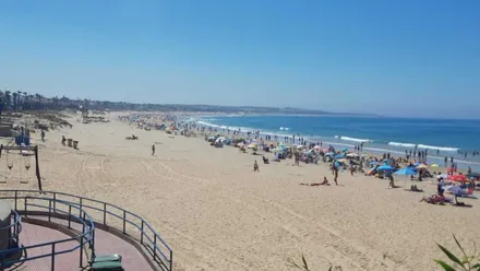 Vista de una playa de Chiclana con bañistas.