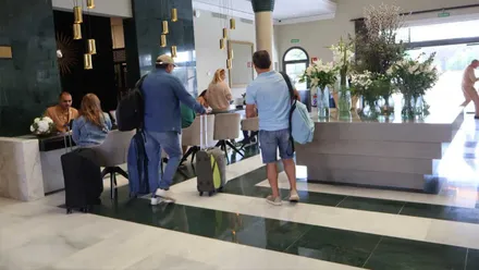 Clientes de un hotel en Chiclana con su equipaje.