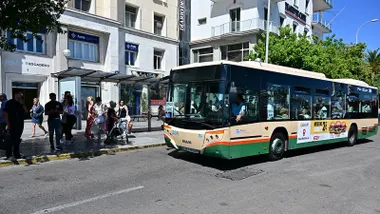 Un autobús de servicios mínimos entra en la parada de Trocadero