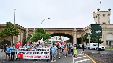 Una de las manifestaciones de la plantilla de Tranvias por las Puertas de Tierra
