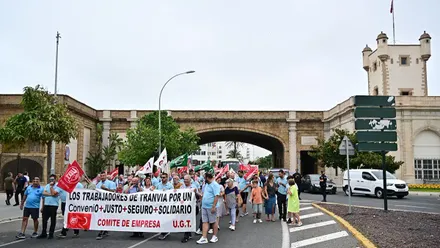 Una de las manifestaciones de la plantilla de Tranvias por las Puertas de Tierra