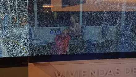 Una de las ventanas rotas en uno de los autobuses daños este jueves tras el fracaso de la negociación en el Sercla.