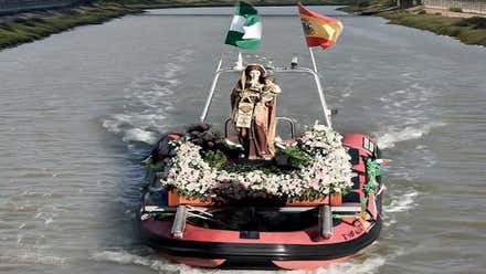 Virgen del Carmen Atunera sobre una embarcación en el río Iro.