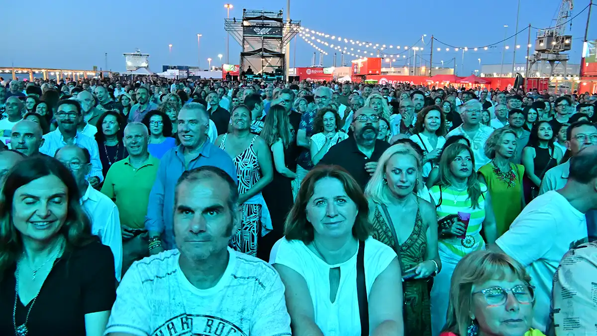 El público disfrutando y grabando el concierto.