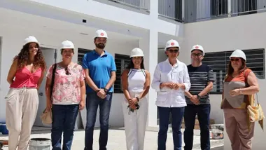 La visita oficial a la promoción, posan delante de las misma parte del equipo municipal y el alcalde.