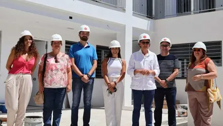 La visita oficial a la promoción, posan delante de las misma parte del equipo municipal y el alcalde.