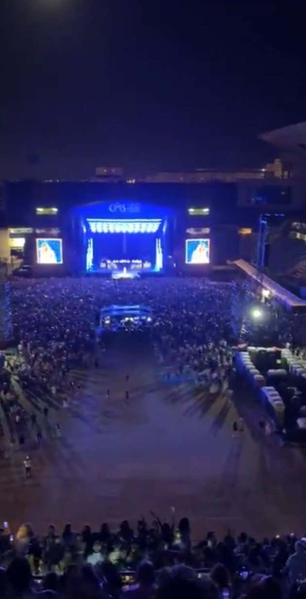 Estadio medio vacío durante el concierto.
