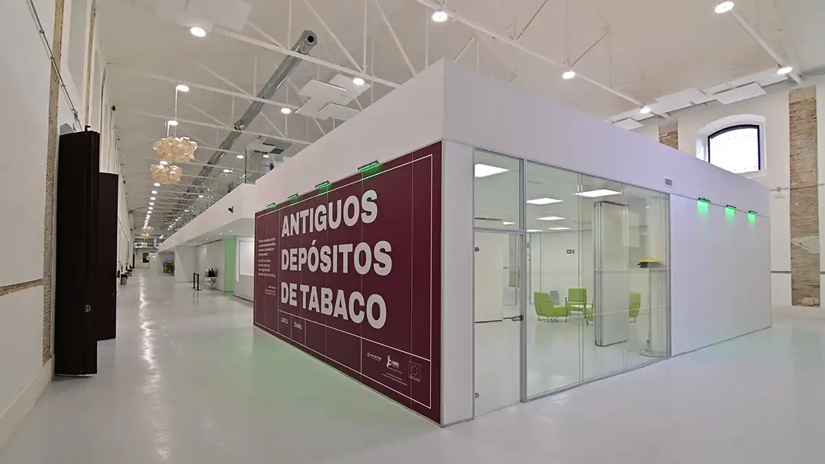 Una de las salas polivalentes de la nave 1, diseñada para el trabajo colaborativo y actividades formativas.