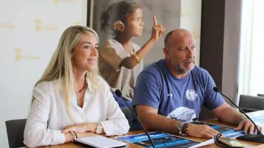 Isabel Butrón con blusa blanca en la presentación de la prueba "Brazadas Solidarias".