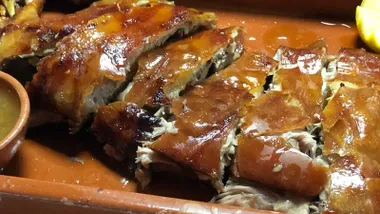 Imnagen de una fuente de cochinillo asado