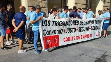 Concentración del comité del servicio de autobuses ante el Ayuntamiento