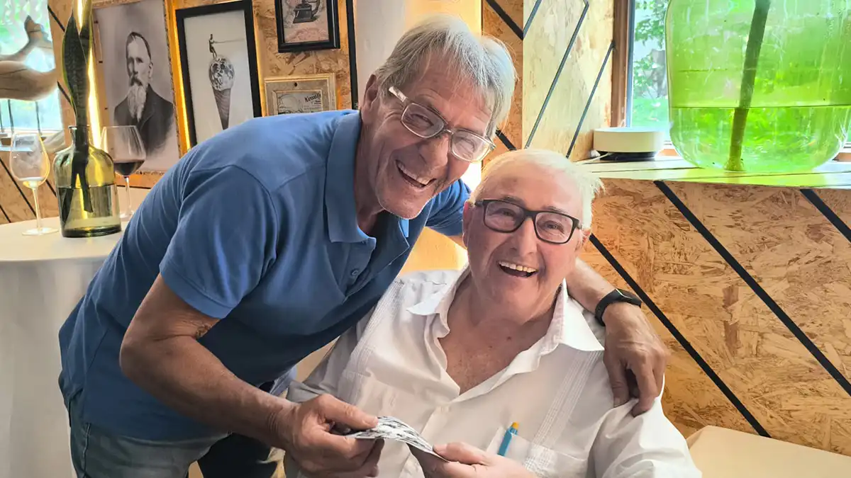 Pepe Mejías y Arsenio ríen recordando las antiguas fotos que llevó Kiki.