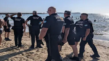 Tensión en La Caleta: acoso, agresión a policías y dos detenidos