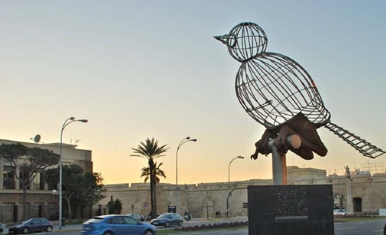 Denuncia “abuso policial” al ser detenido por leer la inscripción del pájaro jaula