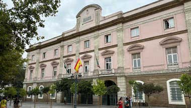 Fachada del edificio de Diputación de Cádiz.