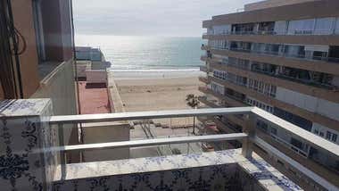 Vista del mar desde una terraza en un piso.