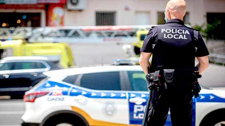 Dos heridos graves en el atropello a un peatón en el centro de la calzada de la Avenida de la Salud Pública de Cádiz