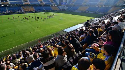 Imagen del entrenamiento del Cádiz CF con público en el parón navideño de 2023. Foto: Eulogio García.
