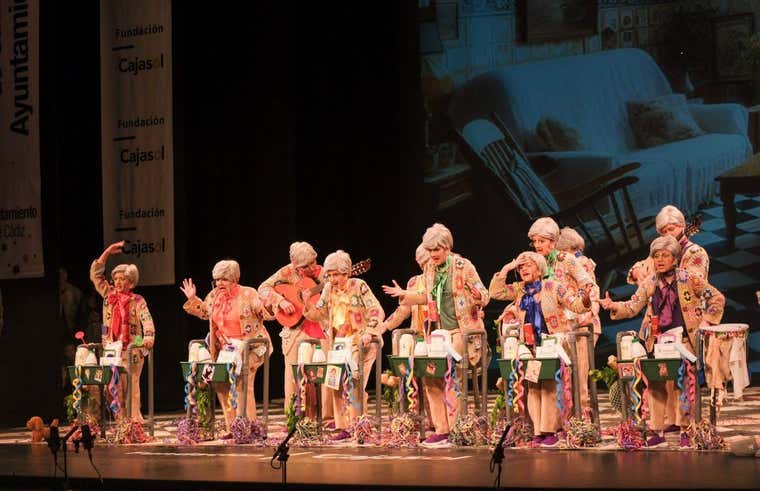 Conoce los horarios de actuaciones del Paseo del Carnaval que se celebra en Cádiz este sábado