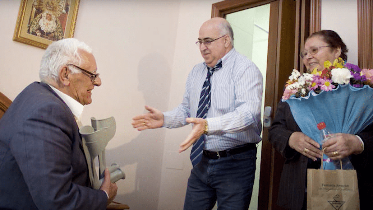 Agustín Rubiales, en el centro, junto a dos de las personas a las que ha brindado su ayuda.